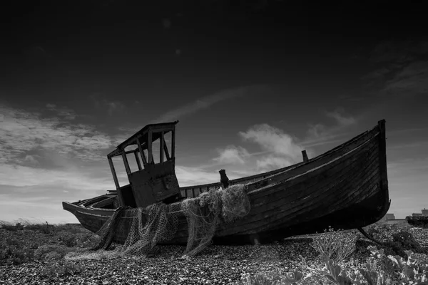 Dungeness, terk edilmiş balıkçı teknesi. — Zdjęcie stockowe