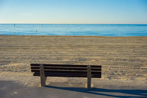 Seascape with an empty bench towards the sea — Stock Photo, Image