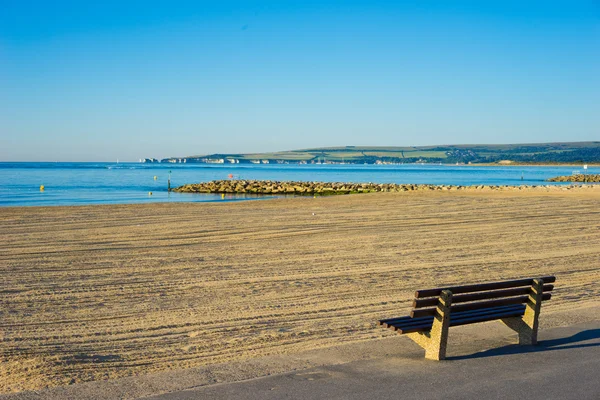 Wolne ławce z widokiem na bezludnej plaży — Zdjęcie stockowe