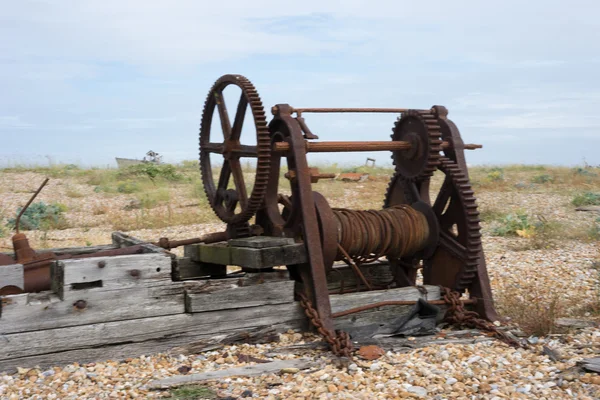 Vieux guindeau rouillé ou treuil sur la côte — Photo