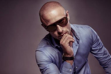 yakışıklı erkek güneş gözlüğü oturup düşünüyorum