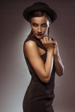 mahzun gözleri ile zarif güzel kadın