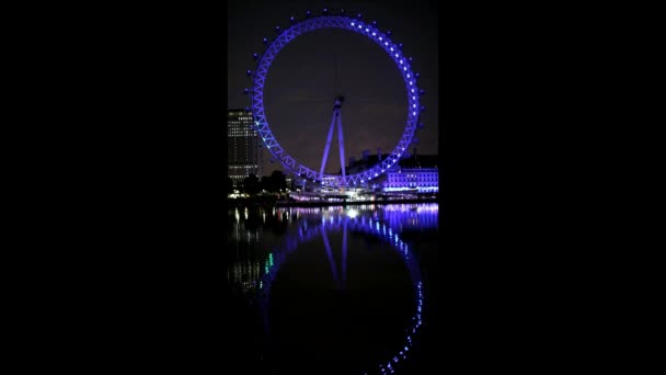 London eye weerspiegeld in de Theems — Stockvideo