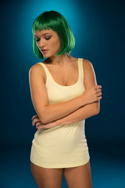 Bonito esbelta jovem com peruca verde — Fotografia de Stock