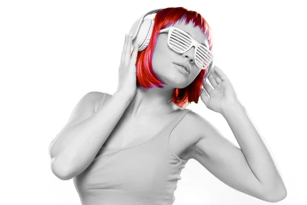 Jovem sexy mulher ter vermelho cabelo usando fones de ouvido — Fotografia de Stock
