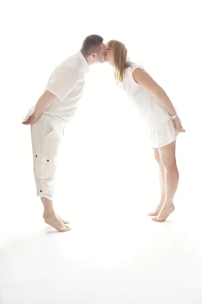 Adorável casal beijando enquanto em Tiptoe — Fotografia de Stock