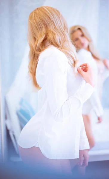 Attraktive blonde Frau verwenden Schminkspiegel — Stockfoto