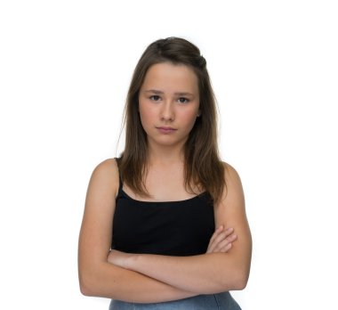 sevimli kız kameraya üzgün bir ifadeyle bakıyor