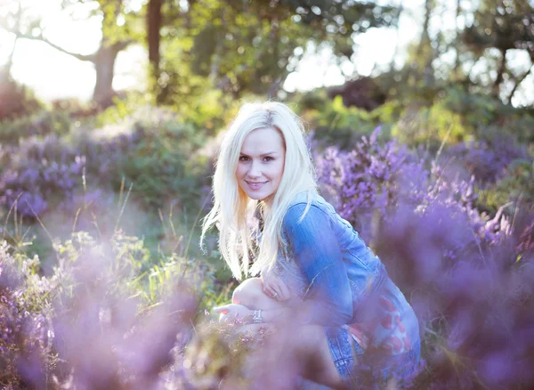 Bella ragazza sul campo di lavanda — Foto Stock