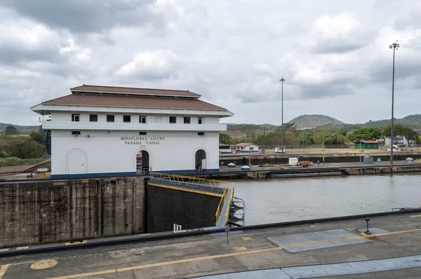 Canal do Panamá, fechaduras Miraflores . — Fotografia de Stock