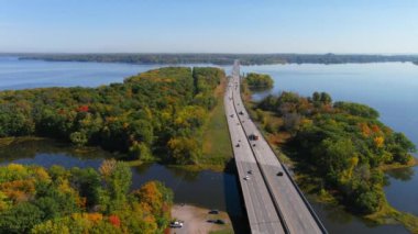 Kanada otoyolunda trafik sorunsuz akıyor, sonbahar sezonu renkleri. 4K kameralı İHA Montreal banliyölerinde Kanada Otoyolu 40 boyunca uçuyor.. 