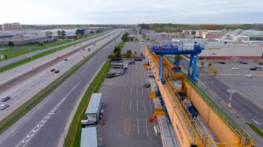 Montreal, Kanada - 11 Ekim 2021: Yeni otomatik hafif demiryolu ağının (REM - Reseau express metropolitain) inşaatı, Montreal bölgesinde büyük bir toplu taşıma projesi.