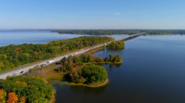Transcanada otoyolu, İki Dağ Köprüsü Gölü ve Montreal 'in kenar mahallelerinde sonbahar mevsimi renkleri.