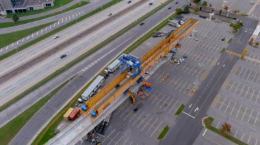 Montreal, Kanada - 11 Ekim 2021: Yeni otomatik hafif demiryolu ağının (REM - Reseau express metropolitain) inşaatı, Montreal bölgesinde büyük bir toplu taşıma projesi.