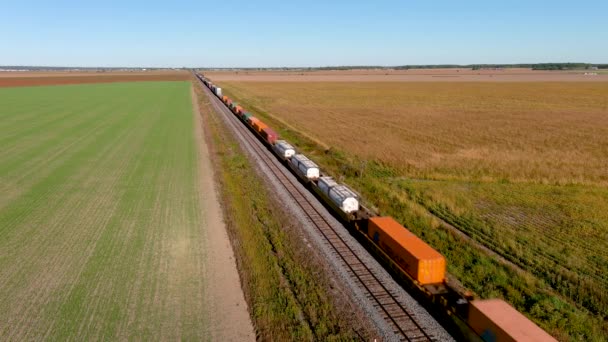 Indústria Transporte Trem Carga Viajando Campo Uhd Drone Imagens Aéreas — Vídeo de Stock