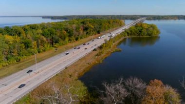 4K kamera Trans-Canada otoyolunun hava aracı görüntüsü ve Montreal 'in kenar mahallelerinde sonbahar yeşillik rengi.