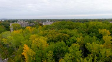 4K kamera dronu Kanada 'nın Montreal banliyölerinde uçuş sırasında sonbahar mevsimi renklerini yakalar.