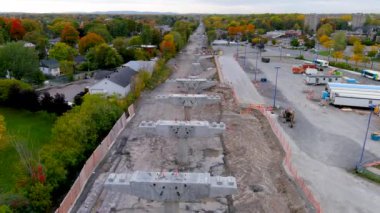 Pierrefonds-Roxboro, Kanada - OCTOBER 3, 2021: Büyük Montreal bölgesinde büyük bir toplu taşıma projesi olan yeni otomatik hafif demiryolu ağının (REM - Reseau express metropolitain) inşaat sahası.