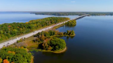 4K kamera Trans-Canada otoyolunun hava aracı görüntüsü ve Montreal 'in kenar mahallelerinde sonbahar yeşillik rengi.