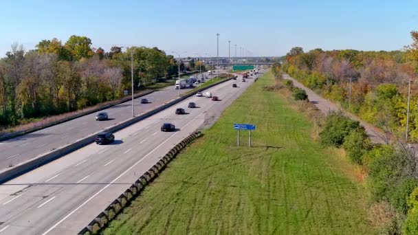 加拿大高速公路上的交通流量平稳 蒙特利尔郊区加拿大40号公路4K航段 — 图库视频影像