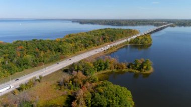 Trans-Kanada otoyolu, İki Dağ Köprüsü Gölü ve Montreal 'in kenar mahallelerinde sonbahar mevsimi renkleri.