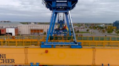 Montreal, Kanada - 11 Ekim 2021: Yeni otomatik hafif demiryolu ağının (REM - Reseau express metropolitain) inşaatı, Montreal bölgesinde büyük bir toplu taşıma projesi.