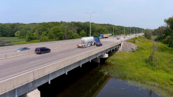 Widok Lotu Ptaka Autostradę Uhd Pojazdy Przecinają Rzekę Moście Autostradowym — Wideo stockowe