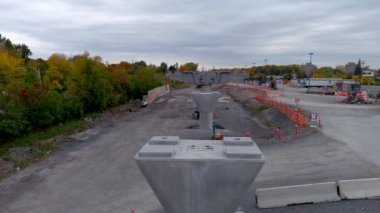 Pierrefonds-Roxboro, Kanada - OCTOBER 3, 2021: Büyük Montreal bölgesinde büyük bir toplu taşıma projesi olan yeni otomatik hafif demiryolu ağının (REM - Reseau express metropolitain) inşaat sahası.