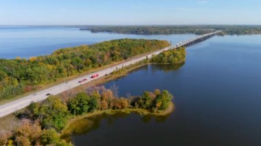 4K kamera Trans-Canada otoyolunun hava aracı görüntüsü ve Montreal 'in kenar mahallelerinde sonbahar yeşillik rengi.