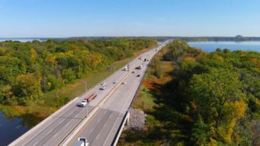 4K kamera, Kanada Trans-Kanada otoyolunun insansız hava aracı görüntüsü ve Montreal 'in kenar mahallelerinde sonbahar yeşillik renkleri. Dikey tırmanma.