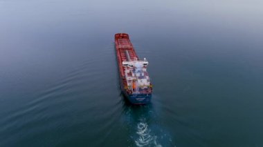 Montreal, Kanada - NOVEMBER 25, 2021: Otomatik deşarj eden büyük uçak gemisi Algoma Mariner Montreal, Quebec yakınlarındaki Beauharnois Kanalı 'nı geçerek St. Lawrence Nehri' ni geçiyor. Yüksek kalite 4K hava görüntüsü. 