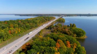 Trans-Kanada otoyolu, Two Mountains Köprüsü Gölü ve Montreal4K 'in eteklerinde sonbahar sezonu renkleri kamera drone görüntüsü Trans-Canada otoyolu ve Montreal' in kenar mahallelerinde sonbahar yeşillik renkleri. Dikey tırmanma.