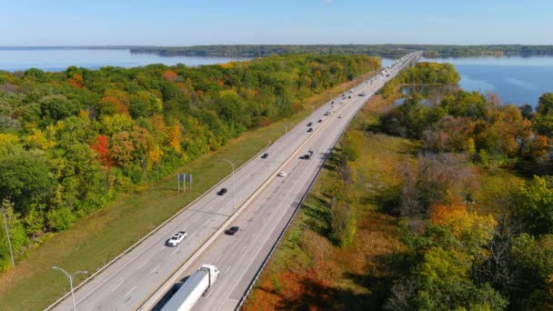 Trans Canada Motorväg Lake Two Mountains Bridge Och Höstsäsongen Färger — Stockvideo