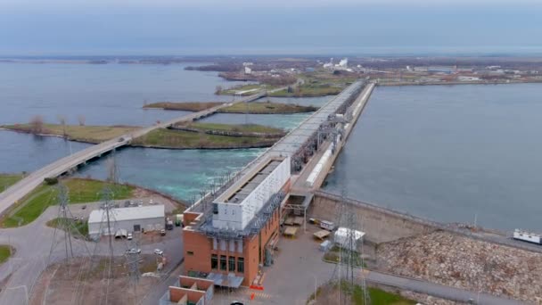 カナダ ケベック州セントローレンス川のセントローレンス水路沿いにあるボーハーノワ水力発電所の4K空中ビュー — ストック動画