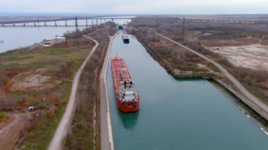 Beauharnois-Salaberry, Quebec, Kanada - NOVEMBER 25, 2021: Montreal, Quebec yakınlarındaki St. Lawrence Seaway 'de Beauharnois Kanalı' nda iki kargo gemisi manevra yapıyor. Yüksek kalite 4K hava görüntüsü. 