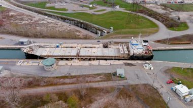 Montreal, Quebec yakınlarındaki St. Lawrence Seaway 'deki Beauharnois Kanalı' nda bir gemi gemisi manevrası yapıyor. Yüksek kalite 4K hava görüntüsü. 