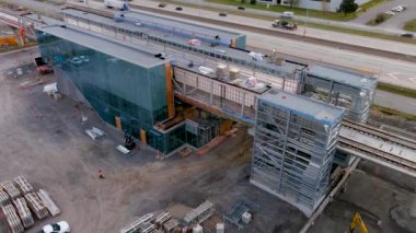 4K kamera drone, Montreal, Pointe Claire 'deki yeni Fairview REM (Metropolitan Express Network) inşaat alanının ultra-tanımlı hava görüntüsü.  