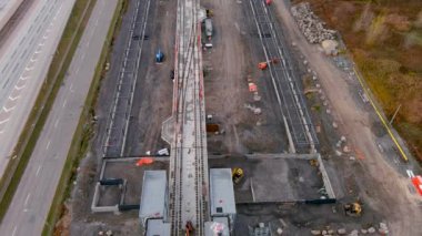 4K kamera drone, Montreal, Pointe Claire 'deki yeni Fairview REM (Metropolitan Express Network) inşaat alanının ultra-tanımlı hava görüntüsü.  