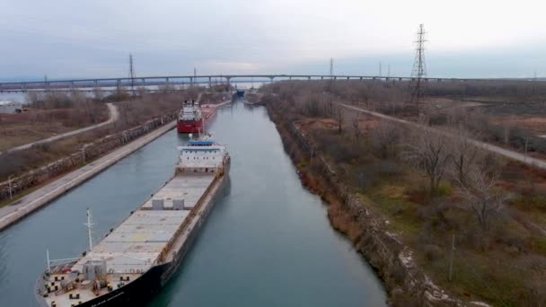 ケベック州モントリオール近くのセントローレンス水路のボーハーノワ運河内で2隻の貨物船が操船した 高品質の4K空撮 — ストック動画