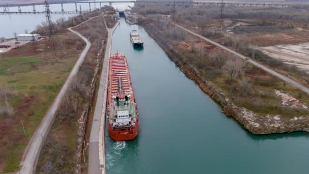 Två Lastfartyg Manövrerar Inne Beauharnois Kanalen Lawrence Seaway Nära Montreal — Stockvideo