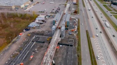 4K kamera drone, Montreal, Pointe Claire 'deki yeni Fairview REM (Metropolitan Express Network) inşaat alanının ultra-tanımlı hava görüntüsü.  