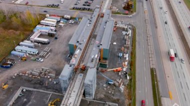 4K kamera drone, Montreal, Pointe Claire 'deki yeni Fairview REM (Metropolitan Express Network) inşaat alanının ultra-tanımlı hava görüntüsü.  