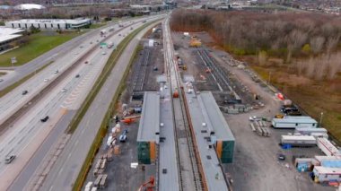 4K kamera drone, Montreal, Pointe Claire 'deki yeni Fairview REM (Metropolitan Express Network) inşaat alanının ultra-tanımlı hava görüntüsü.  