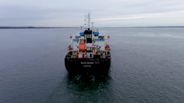 カナダ セントローレンス水路のボーハーノワ運河を横断する貨物船の4K空撮 — ストック動画