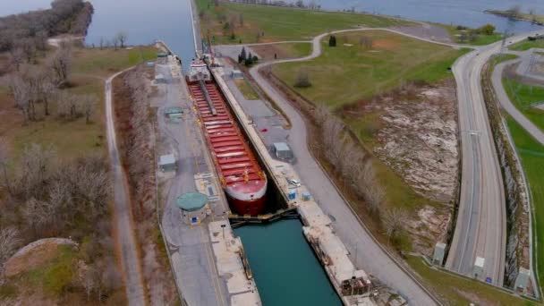 魁北克蒙特利尔市附近圣劳伦斯海路的一艘自卸散装货船准备通过博哈尔诺瓦运河的船闸 高质量的4K航空视图 — 图库视频影像