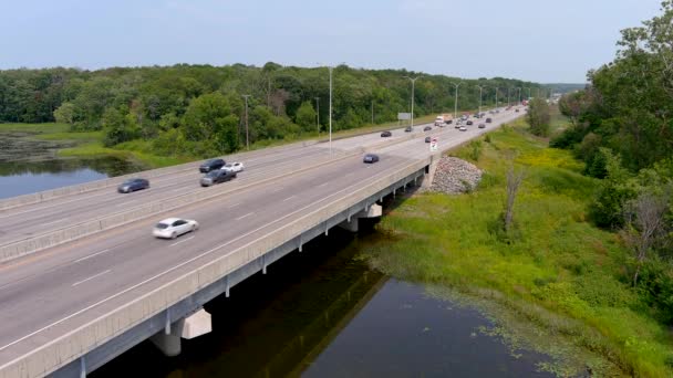 Uhd公路交通航拍图 车辆通过公路桥过河 — 图库视频影像