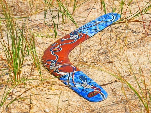 Boomerang op zand. — Stockfoto