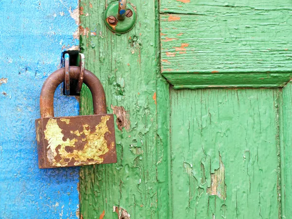 Old metal lock on a wooden door. — Stock Photo, Image