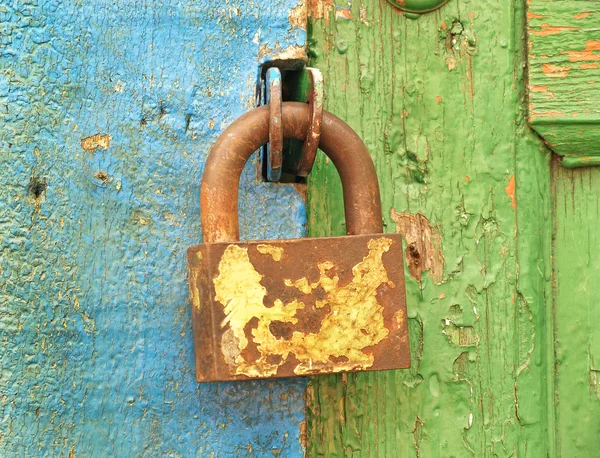 Fechadura velha em uma porta de madeira. — Fotografia de Stock