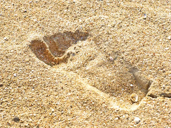 Huellas humanas en la arena amarilla tomadas de cerca . — Foto de Stock